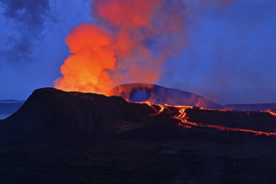 Volcan en activité au crépuscule - Geldingadalir - 0mn 59s